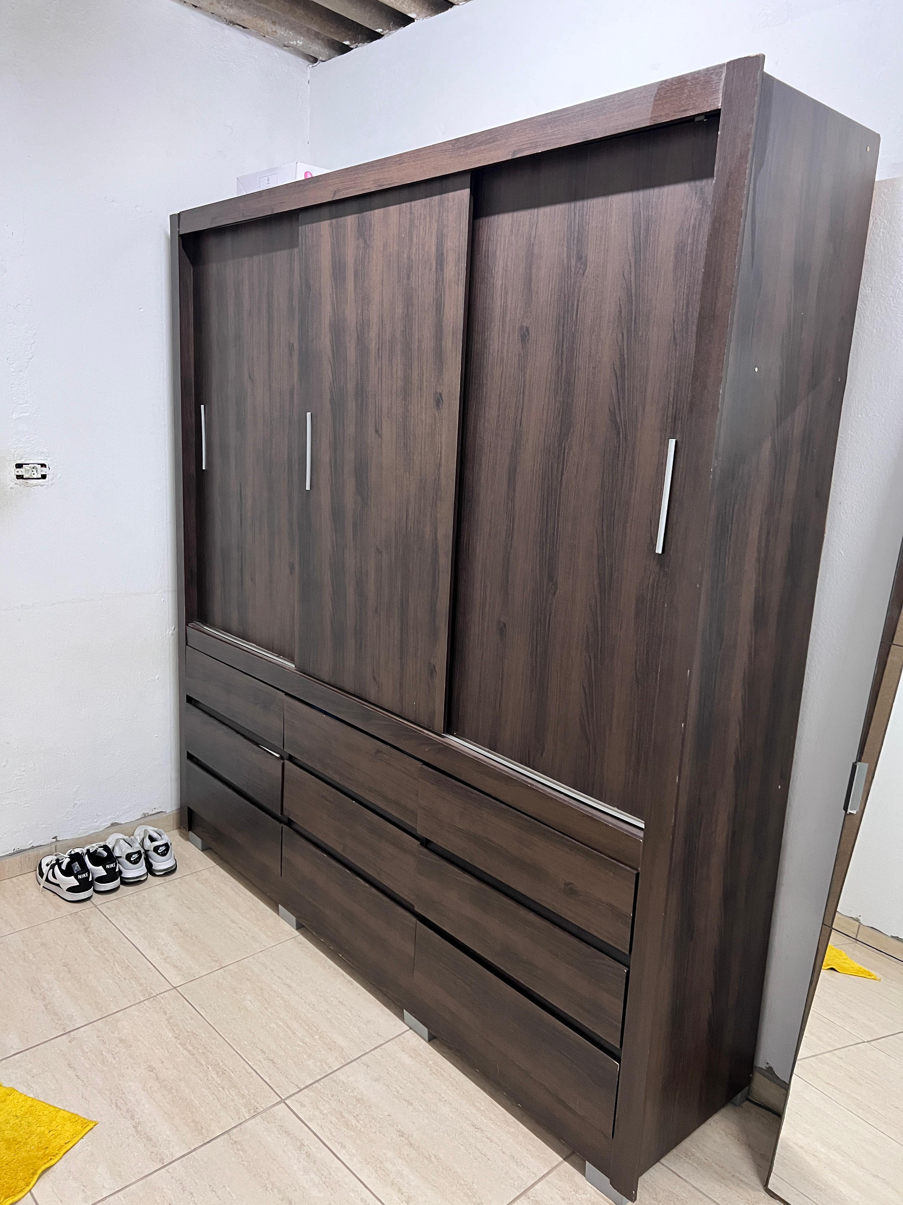Guarda-roupa marrom montado